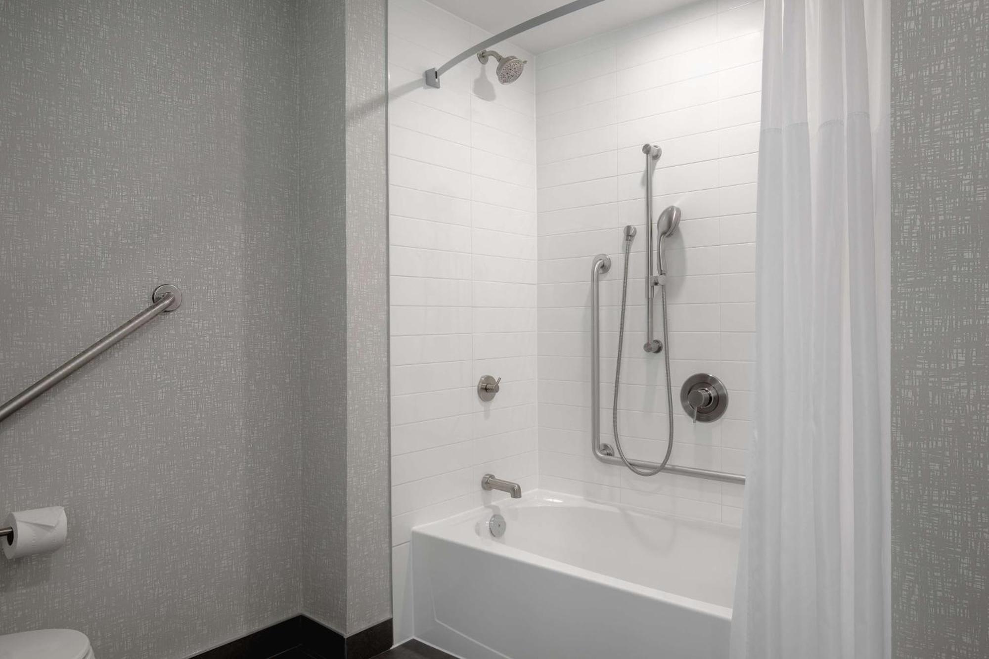 Hampton Inn By Hilton Brampton - Toronto Экстерьер фото